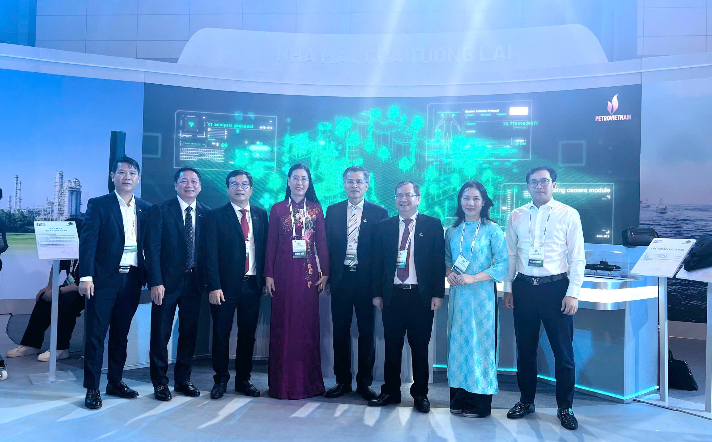 Quang Ngai Provincial Party Secretary Bui Thi Quynh Van (fourth from left) visits the exhibition booth of BSR Company
